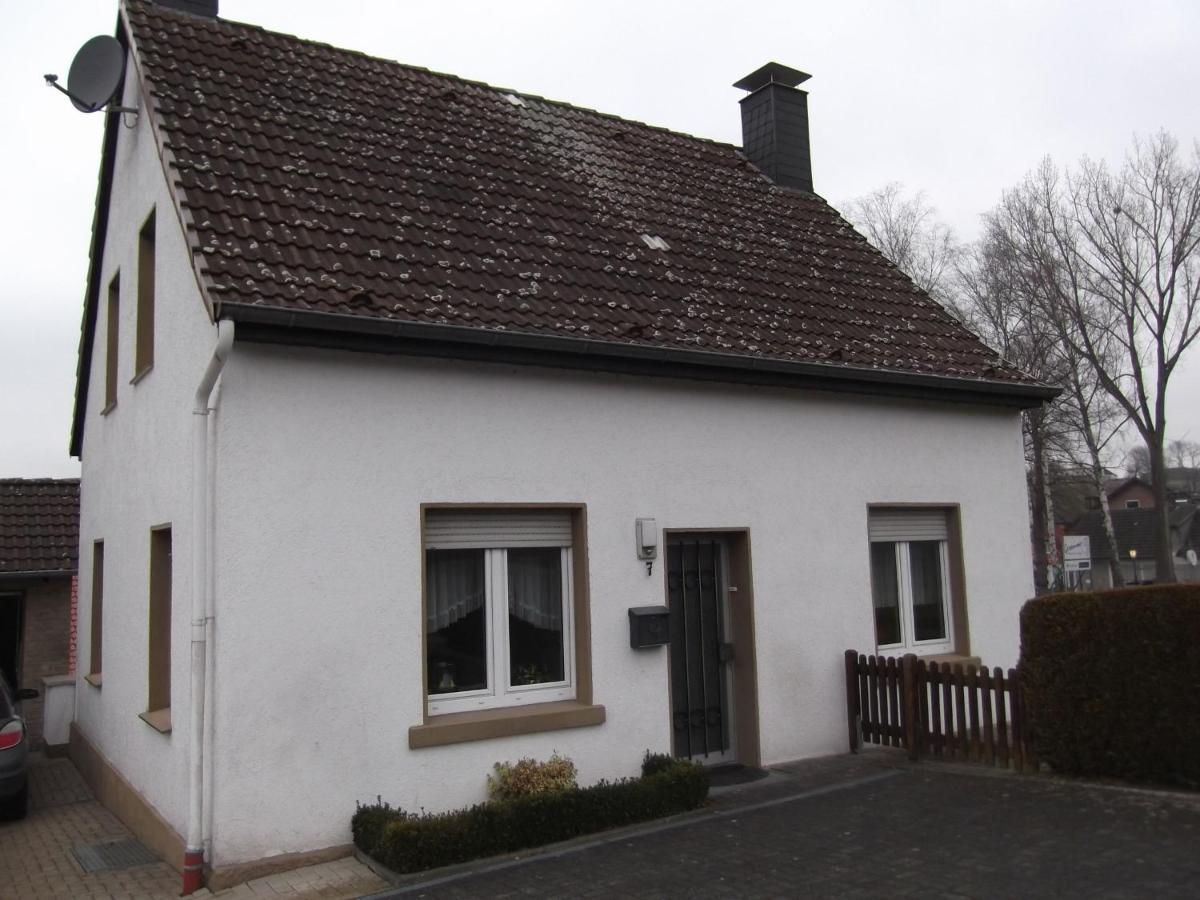 Ferienhaus Und Ferienwohnung Knappstein Moehnesee Exterior photo